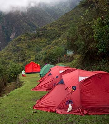 Touristes campant à la périphérie de Choquequirao